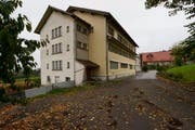 Das ehemalige Bürgerheim Mettmenegg in Fischbach im Jahr 2011. (Bild: Keystone / Sigi Tischler (Archiv))