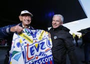 Lorenz Caminada (links, grosses Bild) hat seit der EVZ-Gründung vor 50 Jahren kaum ein Heimspiel verpasst. Das freut natürlich auch den EVZ-Präsidenten Hans-Peter Strebel (rechts). (Bild: Stefan Kaiser (Zug, 20.04.2017))