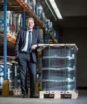 CPH-CEO Peter Schildknecht in der Lagerhalle der Produktion in Perlen. (Bild: Dominik Wunderli (15. März 2017))