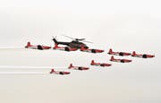 Einer der Highlights des Abends: die Flugshow des Pilatus-PC-7-Teams. (Bild: PD)