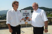 Anlässlich der «Erklärung von Baden» hat Alois Gmür (rechts) bereits mit Badens Stadtammann Geri Müller einen Schluck «Alpenbier» verkostet. (Bild: Erhard Gick / Neue SZ)