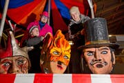 Von links: Silvan Heiler, Kilian Bieri und Pädi Stirnimann von der Borggeischter Musig Roteborg veranstalten einen Zirkus auf ihrem Umzugswagen. (Bild: Eveline Beerkircher / Neue LZ)