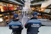 Zwei Sicherheitsassistenten überblicken die Bahnhofhalle. Im kommenden Jahr patrouillieren sie auch im Auftrag der Stadt Zug. (Bild: Stefan Kaiser)