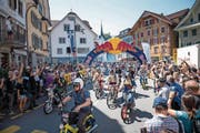 Die Alpnacher Jost Wallimann (links) und Ueli Wallimann absolvierten gestern mit weiteren Töffli-Fans das Alpenbrevet. Der Anlass ist beliebt. Innert Kürze waren die 1000 Startplätze vergeben – Hunderte Zuschauer sahen dem Start in Sarnen zu (Bild rechts). (Bild: Roger Grütter (Sarnen, 22. Juli 2017))