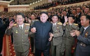 Diktator Kim Jong Un freut sich mit anderen Staatsoffiziellen über den jüngsten Atomtest. (Bild: EPA (Pjöngjang, 3. September 2017))