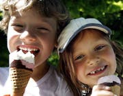 Glacés, Badi, Sonne und Spass: ab Mittwoch ist auch wetterseitig endlich Sommer. (Bild: Keystone/Walter Bieri)