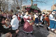 Auch der Regenschirm schützte am Letzibuzäli-Umzug vor Konfettiregen nicht. Die Masken aus der Märchenwelt nahmen es indes gelassen: Nass wurden sie am Samstag auf jeden Fall nicht. (Bild: Roger Zbinden (Zug, 25. Februar 2017))