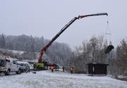 Beim Selbstunfall zwischen Entlebuch und Werthenstein überschlug sich das Auto und geriet in die Kleine Emme. Es musste mit einem Kran zurück auf die Strasse gehoben werden. (Bild: PD)