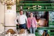Markus und Susy Sager-Meyerhans im prämierten «Rössli» in Adligenswil. (Bild: Nadia Schärli (9. Oktober 2017))