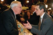 Aussenminister Ignazio Cassis mit SVP-Übervater Christoph Blocher. (Bild: Walter Bieri/Keystone (Zürich, 19. Januar 2018))