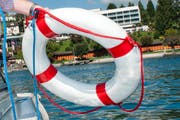 Der Mann konnte sich am Rettungsring nicht festhalten. (Archivbild Neue LZ)