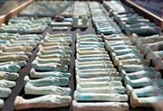 Krüge aus Alabaster (oben), 1000 Statuetten (links) und Sarkophage aus Holz und Stein sind unter anderem bei Ausgrabungen nahe der Stadt Minia entdeckt worden. (Bilder: EPA/Imago (Ägypten, 24./25. Februar 2018))