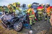 Der 23-jährige Lenker musste von den Rettungskräften aus dem Auto befreit werden. (Bild: FFZ (Menzingen, 22. Januar 2018))