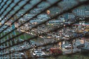 Der Blick aus dem Parkhaus der Mall of Switzerland. (Bild: Pius Amrein (Ebikon, 10. November 2017))