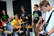 Die Rising Benefits proben im Senkel in Stans: Von links: Luca Balli, Sacha Niederberger, Lukas Nick, Romario Odermatt und Jan Zimmermann. (Bild: Romano Cuonz / Neue NZ)