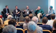 Die Podiumsdiskussion im Zugorama zog viele interessierte Zuhörer an. (Bild: Maria Schmid (Zug, 12. April 2017))