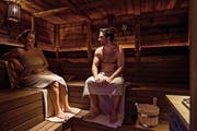 Mit Handtuch umwickelt: Angi und Andreas Christen aus Buochs wählen in der neuen Saunaanlage im Titlis Resort Engelberg den Zwischenweg. (Bild: Roger Grütter / Neue LZ)