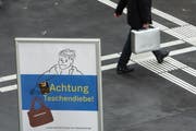 Einem Mann wurde im Zug das Portemonnaie aus seinem Koffer gestohlen. (Bild: Archiv Neue ZZ)