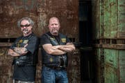 Markus (links) und Marcel feiern mit ihrem Motorradklub Cheyenne MC Suisse Geburtstag. (Bild: Boris Bürgisser / Neue LZ)
