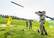 Soldaten üben den Umgang mit der Einmann-Lenkwaffe Stinger (Bild links), oben rechts die Flab-Lenkwaffe Rapier, rechts unten eine 35-mm-Fliegerabwehrkanone 63/90. (Bild: vbs)