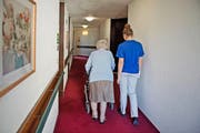 Eine angehende Pflegefachfrau mit einer Bewohnerin im Alterszentrum Dreilinden in der Stadt Luzern. (Bild Pius Amrein)