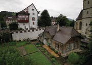 Die Bauhütte mit ihrem Garten, unterhalb der Burg, soll neu genutzt werden. (Bild: Maxine Büschi (Zug, 26. Juli 2017))