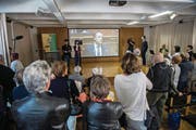 In der Aula der Mittelschule von Montagnola verfolgten gestern ein gutes Dutzend Einwohner die Bundesratswahl auf Grossleinwand. (Bild: Samuel Golay/Keystone)