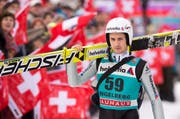 Ein enttäuschter Simon Ammann zieht von dannen. (Bild: Keystone)