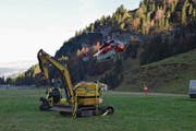 Ein Schwerlasthelikopter flog den Bagger und das Raupenfahrzeug mit dem Sitz (links) gestern zur Ruosalp. (Bild: Matthias Stadler (Bisisthal, 18. Oktober 2017))