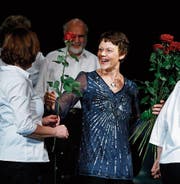 Eine Rose von jedem Orchestermitglied gab es für Dirigentin Corinne Thomann (Bildmitte). (Bild: Stefan Kaiser (Rotkreuz, 4. November 2017))