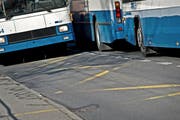 Busse der VBL bei der Bushaltestelle Stampfeli im Obernau. Hier halten die Busse zum Ein- und Aussteigen direkt auf der Strasse. (Bild: Pius Amrein / Neue LZ)