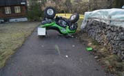 Ein Quadfahrer kollidierte mit einer Holzbarriere in Oberägeri. (Bild: Zuger Polizei)
