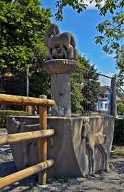Seit 2009 können sich die Chamer wieder am rund 80 Jahre alten Tierli-Brunnen erfreuen. Er steht auf dem Spielplatz westlich des Schulhauses Kirchbühl. Die historische Aufnahme zeigt ihn an seinem früheren Platz beim Gasthaus Neudorf. (Bilder Andreas Faessler/Archiv Hermann Steiner)