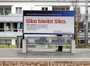 Die Sika-Erbenfamilie Burkard versucht mit einer Plakatkampagne, die Öffentlichkeit von ihrer Position zu überzeugen. Das Bild zeigt ein Plakat beim Bahnhof Baar. (Bild Stefan Kaiser)