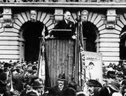 Robert Grimm hat unter anderem den Aufruf zum Generalstreik 1918 verfasst. Hier ist er um 1920 bei einer Rede vor dem Bundeshaus in Bern zu sehen. Bild: Keystone