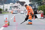 Ein Mitarbeiter der Urner Baudirektion dichtet eine Fuge ab, nachdem eine neue Messstation installiert worden war. (Bild PD)