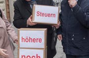 Sollen die Steuern erhöht werden? (Bild: Keystone/Urs Flüeler)