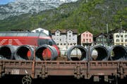Ein Güterwagen in Erstfeld. Die Gemeinde hat in den letzten Jahrzehnten viele Bahnarbeitsplätze verloren. (Archivbild Keystone/Urs Flüeler)