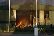 Der Bauschutt in der Entsorgungsanlage steht in Flammen. (Bild: Zuger Polizei)