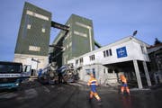Auf dem hohen Gebäude rechts könnte die Solarstromanlage der Kibag in Edlibach installiert werden. (Bild Christof Borner-Keller/Neue ZZ)