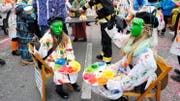 Links: das Duo «Als die Raben noch bunt waren». Auch sonst verwandelte sich Rothenburg in einen kreativen Farbfleck. (Bilder Sandra Monika Ziegler)