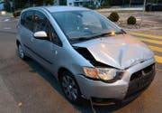 Auch das zweite Auto wurde beim Unfall stark beschädigt. (Bild: Luzerner Polizei)