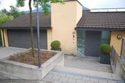 Das von der Sprengstoff-Detonation beschädigte Haus am Lettenrain in Meggen. (Bild: Guy Studer / Neue LZ)