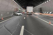 Der Reussporttunnel war wegen des Unfalls während längerer Zeit gesperrt (Bild: Luzener Polizei)