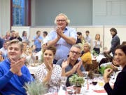 «Wundervolle Momente» bereits in der ersten Probe mit Chailly: Solotrompeter Reinhold Friedrich (stehend) beim Abendessen des Lucerne Festival Orchestra. (Bilder Nadja Schärli)