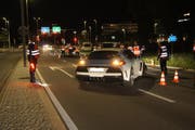 Die Zuger Polizei kontrolliert eingangs Cham Lenker in teueren Autos. (Bild: Zuger Polizei)