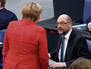 Kanzlerin Angela Merkel spricht im Bundestag mit SPD-Chef Martin Schulz. (Bild: H. Jeon/EPA (Berlin, 21. November 2017))