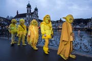«An die Fasnacht wir gehen», sagt Master Yoda. (Bild: Keystone/Alexandra Wey)