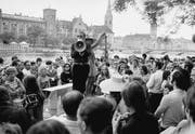 Protestveranstaltung der Frauenbefreiungsbewegung: Die Künstlerin Verena Voiret und Künstler Dieter Meier versteigern am 5. Juli 1969 in Zürich einen Minirock. (Bild: Keystone)