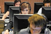 Schülerinnen und Schüler der Kantonsschule Musegg in Luzern arbeiten im Unterricht am Computer. (Archivbild Pius Amrein)